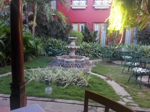 Fontene i hagen til hotellet